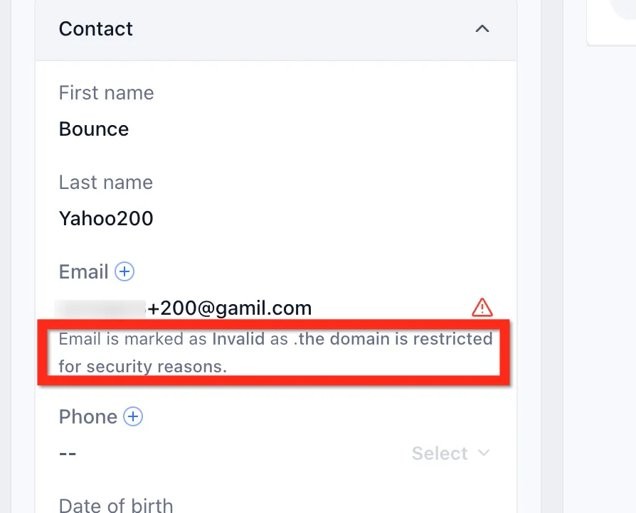Avviso inline sotto il campo Email del contatto che mostra il messaggio di blocco del dominio limitato
